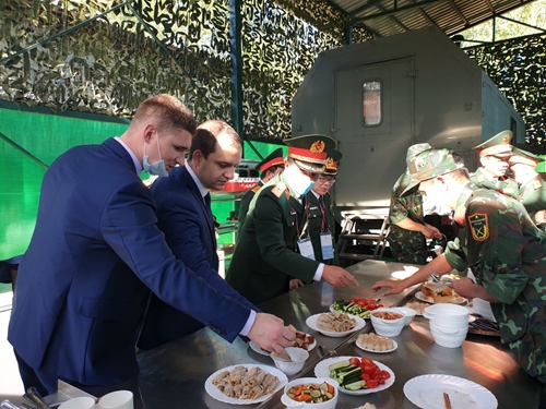 Bếp dã chiến thu hút khách ăn tại Army Games